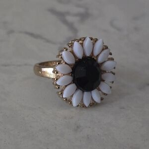 Bohemian Hippie Black White Daisy Flower Gold Tone Metal Costume Ring 8